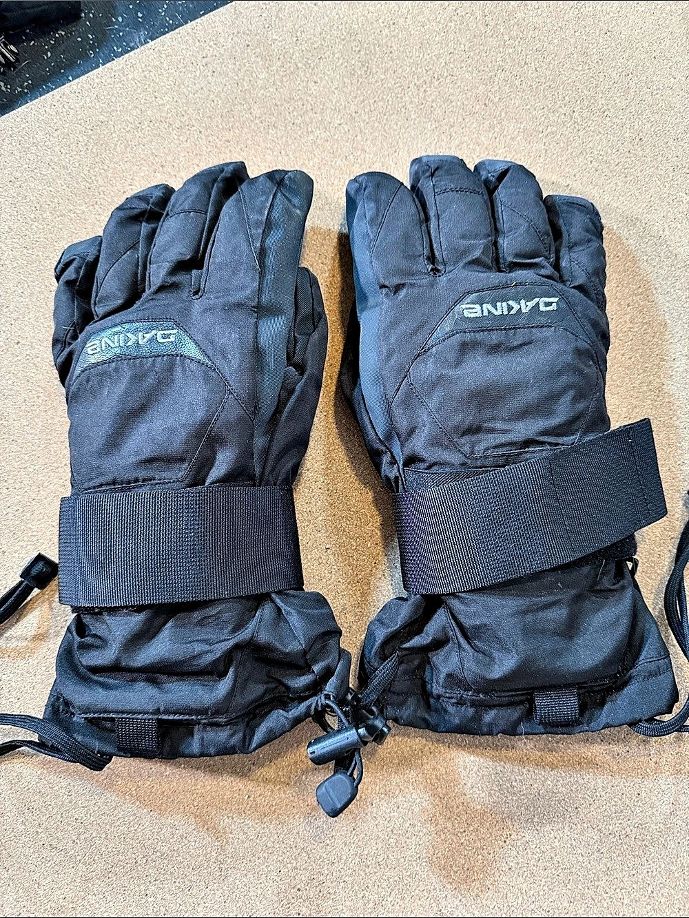 Dakine Titan Ski and Snowboard Gloves Black Wrist Guards
